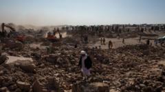 Equipos de ayuda hacen excavaciones en búsqueda de sobrevivientes.