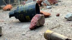 বিক্ষোভকারীদের ছত্রভঙ্গ করতে টিয়ারশেল ছুড়েছে পুলিশ। কাঁদানে গ্যাসের কারণে এক পর্যায়ে বিএনপির সভা পণ্ড হয়ে যায়।