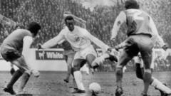 Pele dalam pertandingan persahabatan klub Santos mengalahkan tim Inggris Sheffield Wednesday 2-0 di Hillsborough pada 23 Februari 1972.