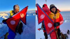 पासाङ लामु शेर्पा आकिता र पूर्णिमा श्रेष्ठ धवलागिरि हिमाल चढ्ने पहिलो नेपाली महिला हुन्। संसारको सातौँ अग्लो ८,१६७ मिटरको धौलागिरि हिमाल आरोहणलाई किन कठिन मानिन्छ त? एक भिडिओ।