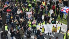 노란 조끼 시위 1주년을 기념하기 위해 수만 명이 파리에 모였다