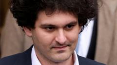 Бывший исполнительный директор FTX Сэм Бэнкман-Фрид покидает слушания в федеральном суде Манхэттена в Нью-Йорке 3 января.