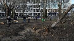 Người dân đứng cạnh một cơ sở giáo dục bị hư hại từ đợt không kích bằng tên lửa của Nga tại Kyiv 