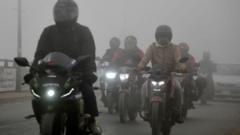 কুয়াশার কারণে সড়ক যোগাযোগে সাময়িক বিঘ্ন ঘটতে পারে বলে জানিয়েছে আবহাওয়া অধিদপ্তর।