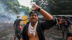 श्रीलंका : सरकारविरोधी आंदोलकांनी राजपक्षेंचं घर पेटवलं, एका खासदाराचा मृत्यू