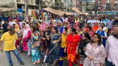 মিছিল নিয়ে দলীয় কার্যালয়ের দিকে আওয়ামী লীগের নেতাকর্মীরা।