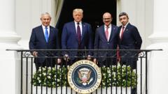 El primer ministro israelí, Benjamin Netanyahu, el presidente estadounidense, Donald J. Trump, el ministro de Asuntos Exteriores de Baréin, el jeque Khalid Bin Ahmed Al-Khalifa, y el ministro de Asuntos Exteriores de los Emiratos Árabes Unidos, el jeque Abdullah bin Zayed bin Sultan Al Nahyan, durante la ceremonia de firma de los Acuerdos de Abraham.