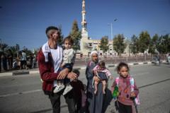 Los palestinos en el norte de Gaza, están migrando al sur siguiendo el llamado de Israel, pero el sur del territorio también está siendo bombardeado.