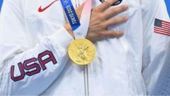 Atleta americano é fotografado com medalha de ouro