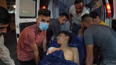 Seorang pemuda dibawa masuk ke dalam sebuah ambulans menyusul gempuran artileri di Kota Zakho, wilayah otonomi Kurdistan, Irak bagian utara, pada 20 Juli 2022. 