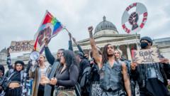 영국 런던 트라팔가 광장에서 흑인 인권운동 캠페인 '블랙 라이브스 매터'(Black Lives Matter·흑인의 생명도 중요하다)을 벌이고 있는 시민들.