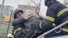 Spasavanje preživelih u napadu na stambenu zgradu u Kijevu
