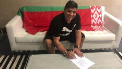 Марадона подписывает контракт