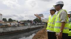 Presiden Joko Widodo dan Penjabat Gubernur DKI Jakarta Heru Budi Hartono meninjau proyek sodetan Ciliwung