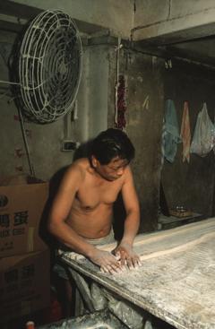 Hombre haciendo pasta