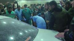 Un herido siendo sacado de un auto para llevarlo a un hospital de Gaza