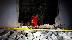 Un rescatista entre los escombros