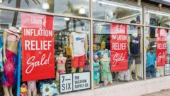 Locales comerciales que hacen mención a la inflación.