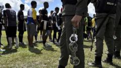 Autoridades venezolanas vigilando a presos de la cárcel de Tocorón, que presuntamente funciona como la "sede" del Tren de Aragua, durante un torneo penitenciario de rugby.