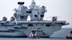 英國伊麗莎白女王號在領港船引領下駛出英格蘭朴茨茅斯皇家海軍基地投入海試（9/9/2020）