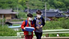 서울에서 나고 자란 12살 초등학생 시후는 올해 초 시골의 작은 학교로 전학왔다