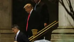 唐纳德·特朗普离开华盛顿法庭