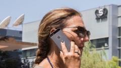 NSO binası önünde telefonla konuşan bir kadın