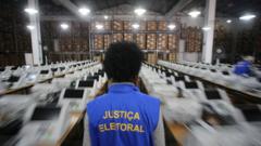 Trabalhadores eleitorais preparam cédulas eletrônicas antes da eleição presidencial em Porto Alegre