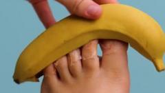 Banana nos dedos dos pés
