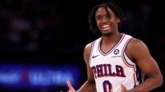 Sixers stun Knicks to keep play-off hopes alive