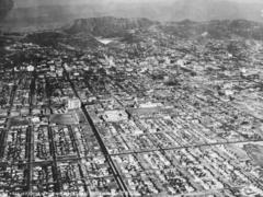 Una vista aérea de Hollywood, California, 5 de noviembre de 1929. Al fondo (centro) está el cartel de 'Hollywoodland'.