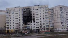 Danos de fogo de bombardeio de um bloco de apartamentos em Mariupol