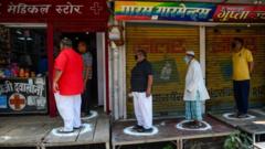 Выдерживать социальную дистанцию в стране с населением более миллиарда весьма непросто