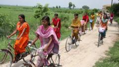 ریاست بہار اور بنگال میں حکومت نے سکولی لڑکیوں میں مفت سائیکل تقسیم کی ہے
