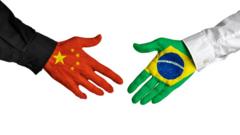 Movimento de aperto de mãos com bandeiras da China e do Brasil
