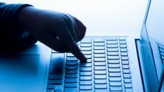 Ребенок с помощью портативного компьютера