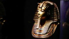 أصبح قناع توت عنخ آمون الجنائزي المصنوع من الذهب الخالص رمزا لمصر الحديثة