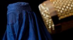 'Suara kami tidak akan bisa dibungkam' - Dua perempuan kakak beradik di Afghanistan menentang Taliban dengan bernyanyi mengenakan burka