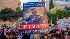 Manifestantes israelíes en una protesta contra "el rey Bibi" en Jerusalén el 24 de julio de 2020.