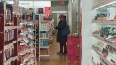 Mujer comprando en un local comercial.