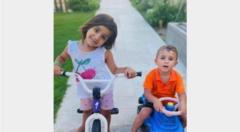 5 yaşındaki Fatima ve 3 yaşındaki Anas, öldürüldükleri Gazze'deki evin bahçesindeler.