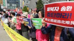 한국의 인권단체들이 2018년 4월 26일 서울 중구 중국 대사관 인근에서 기자회견을 열고 중국정부의 탈북난민 강제북송 중단을 촉구하고 있다