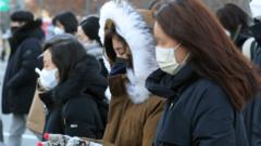 본격적인 '겨울 한파'가 시작된 30일 서울 종로구 광화문일대에서 두꺼운 옷을 입은 시민들이 출근길을 서두르고 있다