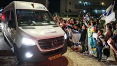 Rehenes israelíes (secuestrados por Hamás el 7 de octubre) llegan al sur de Israel luego de ser liberados.