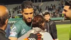 ईरानी गोलकीपर ने फुटबॉल फ़ैन को गले लगाया तो आफ़त क्यों आई