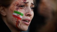 Una mujer con la bandera de Irán pintada en la cara