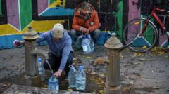 Warga di Kota Kyiv mengisi botol air setelah listrik padam akibat serangan rudal Rusia