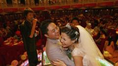 중국의 결혼식 만찬에서 서로를 껴안고 있는 신혼부부