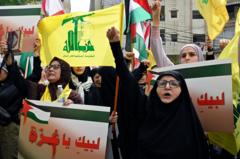 Personas protestan en Beirut