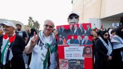 المعارض البحريني البارز إبراهيم شريف يرفع علامة النصر أثناء مشاركته في احتجاج لدعم فلسطين قبل أن تعتقله السلطات